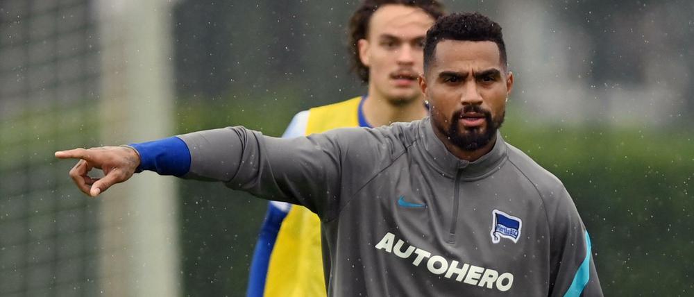 Kevin-Prince Boateng zeigt während der ersten Trainingseinheit an, wo es langgeht.