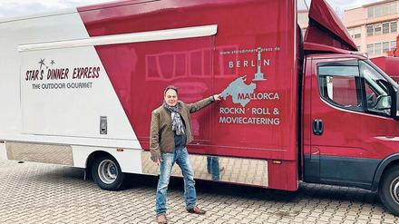 Vor dem Essen ist jeder gleich. Matthias Fehrenbach kaufte sich in den 1980ern ein Wohnmobil und baute es selbst zum Catering-Vehikel um. Unter dem Segel „Star’s Dinner Express“ rollt es seither von Set zu Set. 