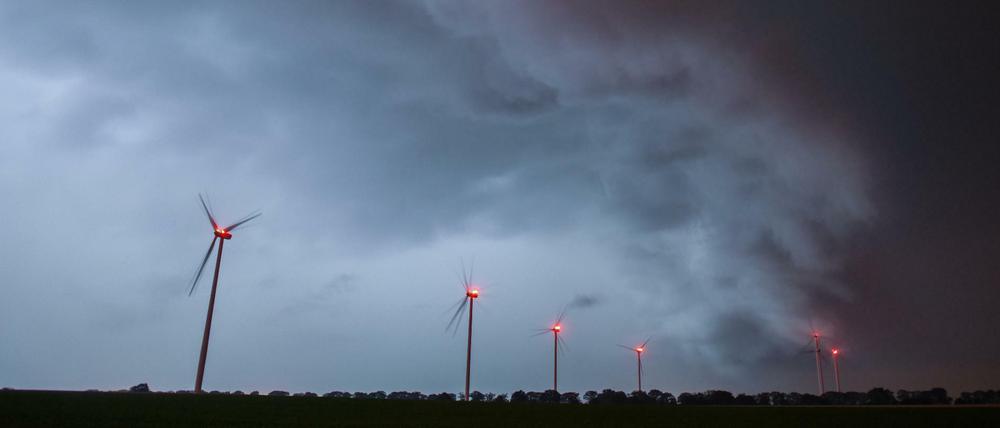 Sieversdorf: Ein Gewitter zieht in der Nacht über die Landschaft mit einem Windenergiepark im Landkreis Oder-Spree