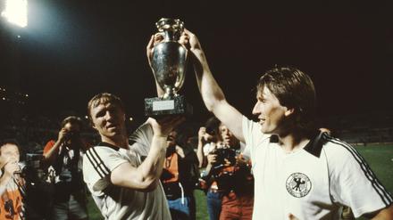 Horst Hrubesch (links) und Manfred Kaltz mit dem EM-Pokal.