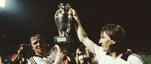 Horst Hrubesch (links) und Manfred Kaltz mit dem EM-Pokal.