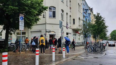 Mitarbeiter des Lieferdienstes Gorillas streiken am Mittwoch vor der Filiale in der Kreuzberger Muskauer Straße.