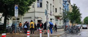 Mitarbeiter des Lieferdienstes Gorillas streiken am Mittwoch vor der Filiale in der Kreuzberger Muskauer Straße.