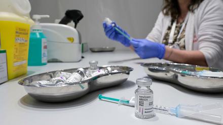 Eine medizinische Mitarbeiterin zieht eine Dosis Impfstoff auf.