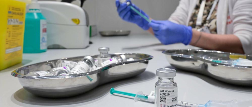 Eine medizinische Mitarbeiterin zieht eine Dosis Impfstoff auf.