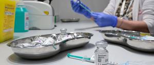 Eine medizinische Mitarbeiterin zieht eine Dosis Impfstoff auf.