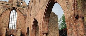 Gotische Bögen. In die Ruine hinein geht es durch den Eingang Klosterstraße. 