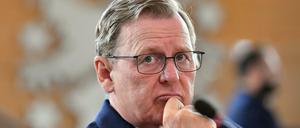 Bodo Ramelow (Die Linke), Ministerpräsident von Thüringen, wartet auf den Beginn der Sitzung des Thüringer Landtags. 