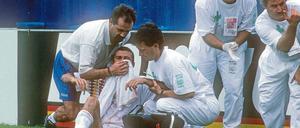 Ein Bild, das sich ins kollektive Gedächtnis vieler spanischer Fußballfans eingebrannt hat. Luis Enriques gebrochene Nase wird nach dem Ellbogencheck von Mauro Tassotti im WM-Viertelfinale von 1994 behandelt.