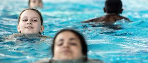 Schwimmende Kinder.