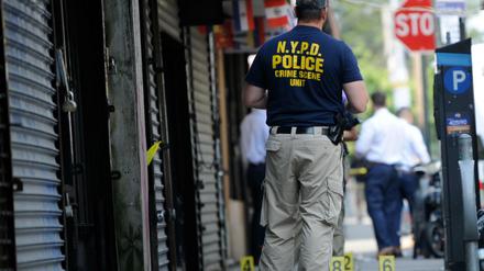Tatort New York: Polizisten sammeln Beweise nach einer Schießerei im Stadtteil Queens.
