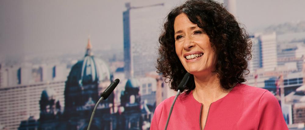 Bettina Jarasch, Spitzenkandidatin der Berliner Grünen, kann sich freuen, denn ihre Partei hält sich in den Umfrage zur Abgeordnetenhauswahl an erster Stelle.