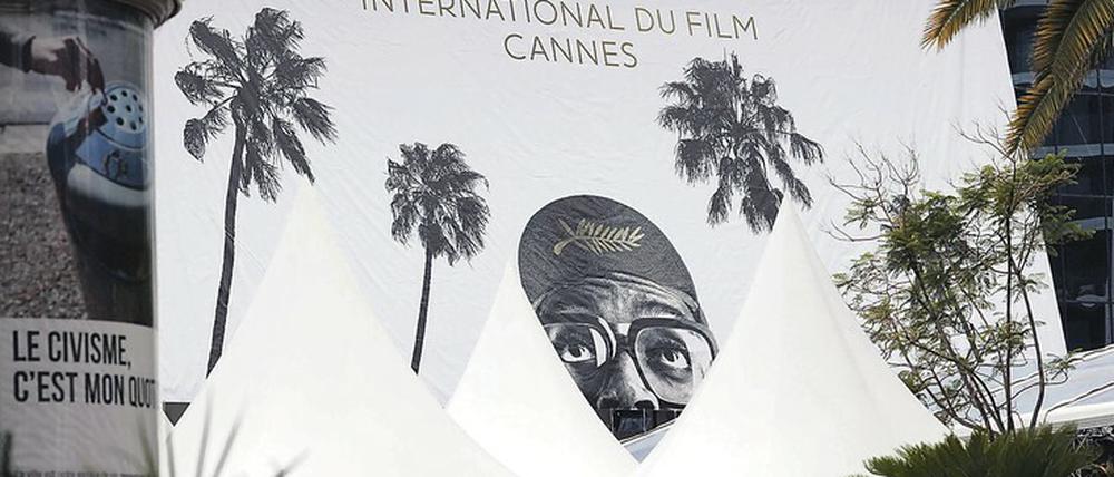 Palmen und Plakate. Die Croisette ist bereit für das Schaulaufen der Stars, das bis zum 17. Juli andauert. Auch Jury-Präsident Spike Lee ist allgegenwärtig. 