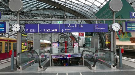 Derzeit fahndet die Berliner Polizei am Hauptbahnhof nach dem 59-Jährigen. 
