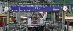 Derzeit fahndet die Berliner Polizei am Hauptbahnhof nach dem 59-Jährigen. 