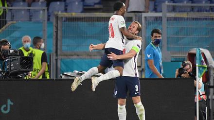 Raheem Sterling und Harry Kane ziehen mit England ungefährdet ins Halbfinale ein.