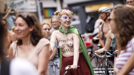 Eine Frau fordert bei einer Fahrraddemo mit dem Spruch „Free the nipple“ das Recht für Frauen, ihren Oberkörper öffentlich frei zu machen. (Symbolbild)