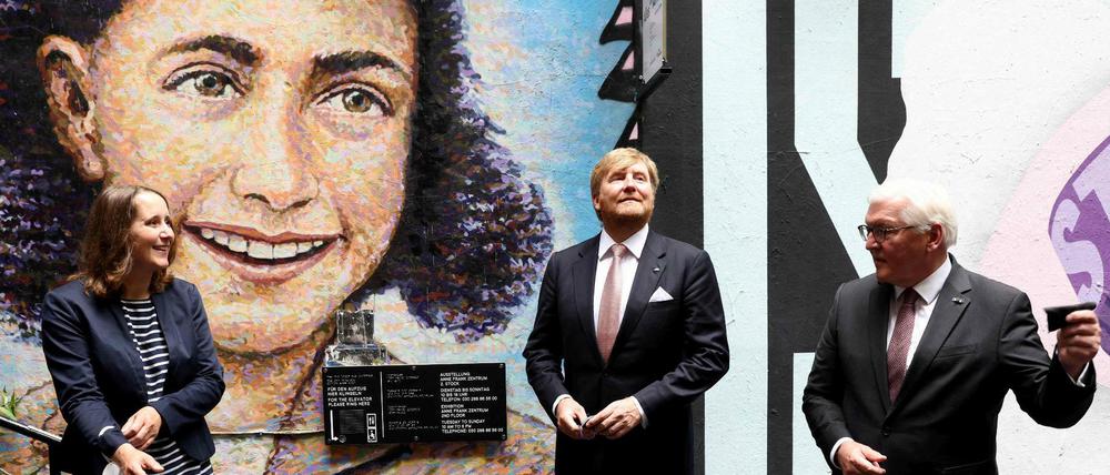 Die Direktorin des Anne Frank Centers, Veronika Nahm (l.), begrüßt Bundespräsident Steinmeier (r.) and König Willem-Alexander.
