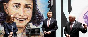 Die Direktorin des Anne Frank Centers, Veronika Nahm (l.), begrüßt Bundespräsident Steinmeier (r.) and König Willem-Alexander.