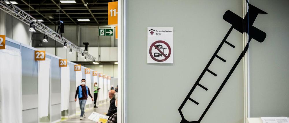 Impflinge warten im Corona Impfzentrum Messe Berlin. Bald schon könnten in den Impfzentren die Impflinge fehlen.