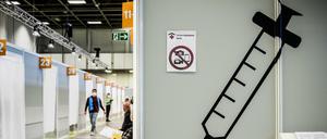 Impflinge warten im Corona Impfzentrum Messe Berlin. Bald schon könnten in den Impfzentren die Impflinge fehlen.