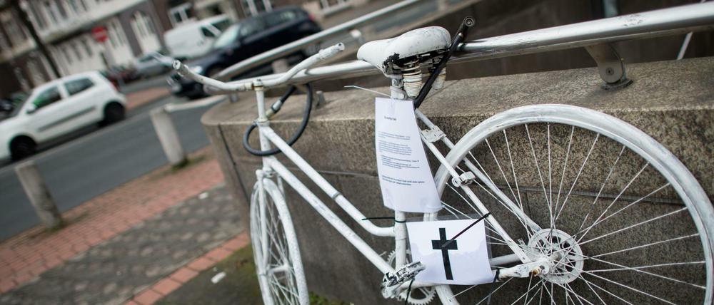 Nach tödlichen Verkehrsunfällen gedenken Aktivisten der verstorbenen Radfahrer regelmäßig mit "Geisterrädern". (Symbolbild)