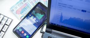 Robo Advisor sollen die Geldanlage einfach machen. Ein Algorithmus stellt das Portfolio zusammen.