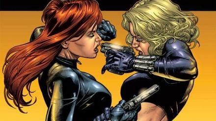 Faust auf Faust: Yelena Belova (rechts) und Natasha Romanoff auf dem Cover von „Black Widow 3 (1999)“.
