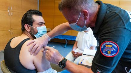 Ein Mann wird von einem mobilen Impfteam gegen das Coronavirus immunisiert.