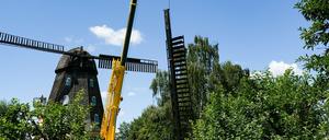 Renovierung der Britzer Mühle: Zunächst wurden die Flügel abmontiert.