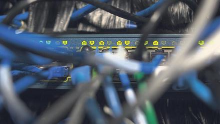 Auf verschlungenen Pfaden: Informationen absaugen gelingt Hackern rund um den Globus. Zurückzuverfolgen sind die Spuren oft nicht. 