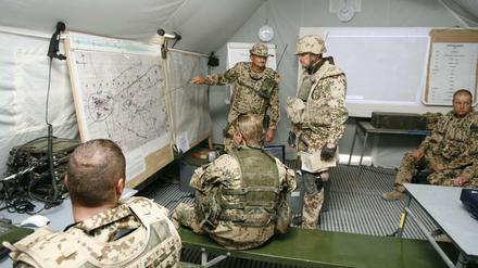 Deutschland wurde 20 Jahre lang auch am Hindukusch verteidigt: Bundeswehr-Soldaten im Befehlsstand bei Masar-i-Scharif.