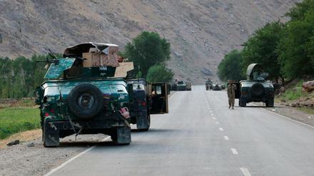 Afghanische Truppen an einer Straße nahe der Front zu den Taliban