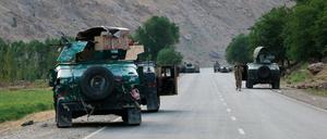 Afghanische Truppen an einer Straße nahe der Front zu den Taliban