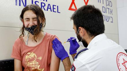 Impfung einer Jugendlichen in Tel Aviv.