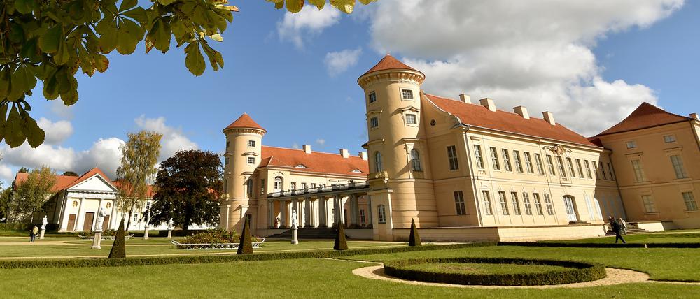Rheinsberg ist bei Touristen besonders für das gleichnamige Schloss im Ortskern bekannt, in dem sich auch das Tucholsky-Literaturmuseum befindet.