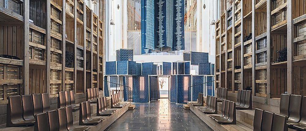 Ibrahim Mahama richtet in der St.-Eusebius-Kirche ein Parlament der Geister ein. Im Hintergrund ist die Installation "Electric Dub Station" von Antonio Jose Guzman und Iva Jankovic zu sehen.