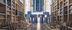 Ibrahim Mahama richtet in der St.-Eusebius-Kirche ein Parlament der Geister ein. Im Hintergrund ist die Installation "Electric Dub Station" von Antonio Jose Guzman und Iva Jankovic zu sehen.