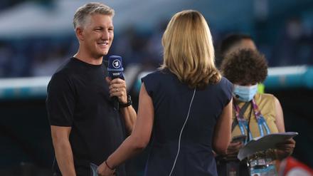 Was trägt Bastian Schweinsteiger da am linken Arm?