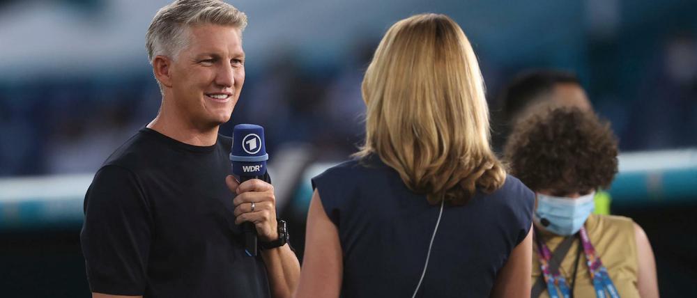 Was trägt Bastian Schweinsteiger da am linken Arm?
