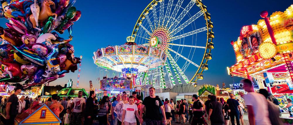 Ein Riesenrad dreht sich auf der Cranger Kirmes in Herne. (Archivbild)