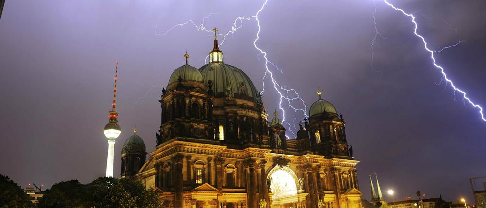 Gewitter in Berlin, mit Berliner Dom und Fernsehturm im Hintergrund.