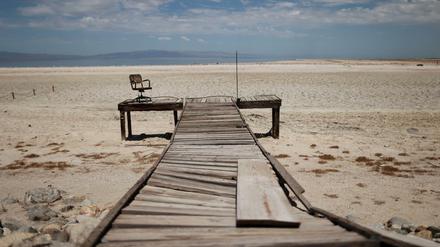 Ein ehemaliger Bootssteg steht am ausgetrockneten Salton-Sea-Kanal.