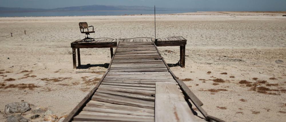 Ein ehemaliger Bootssteg steht am ausgetrockneten Salton-Sea-Kanal.