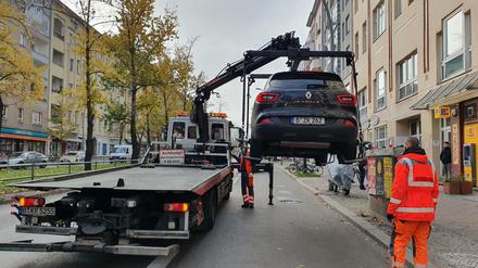 Falschparker stören oft den Verkehr. So wie dieser Wagen, der auf einer Busspur stand.