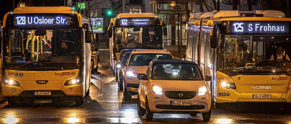 Statt der provisorisch abgesperrten Fahrerbereiche haben die rund 1400 Busse der BVG jetzt Corona-Schutzscheiben am Fahrerplatz.
