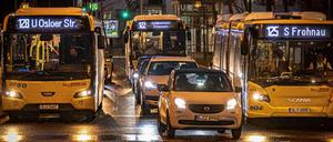 Statt der provisorisch abgesperrten Fahrerbereiche haben die rund 1400 Busse der BVG jetzt Corona-Schutzscheiben am Fahrerplatz.