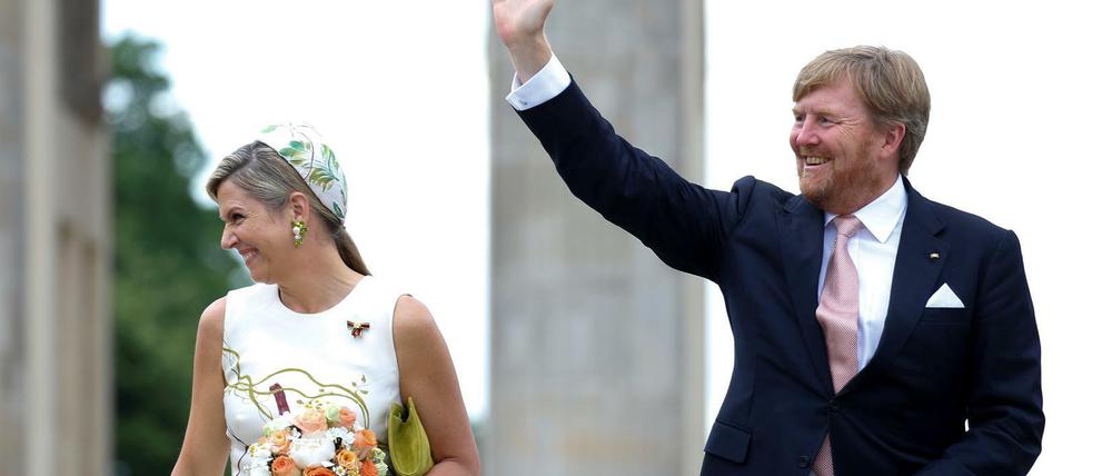 König Willem-Alexander und Máxima am Brandenburger Tor in Berlin.