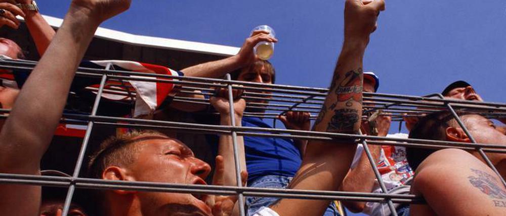 In Düsseldorf treffen imJuni 1988 bei der EM-Endrunde England und Holland aufeinander. Anschließend gibt es massive Ausschreitungen in der Innenstadt.