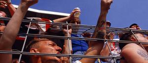 In Düsseldorf treffen imJuni 1988 bei der EM-Endrunde England und Holland aufeinander. Anschließend gibt es massive Ausschreitungen in der Innenstadt. 